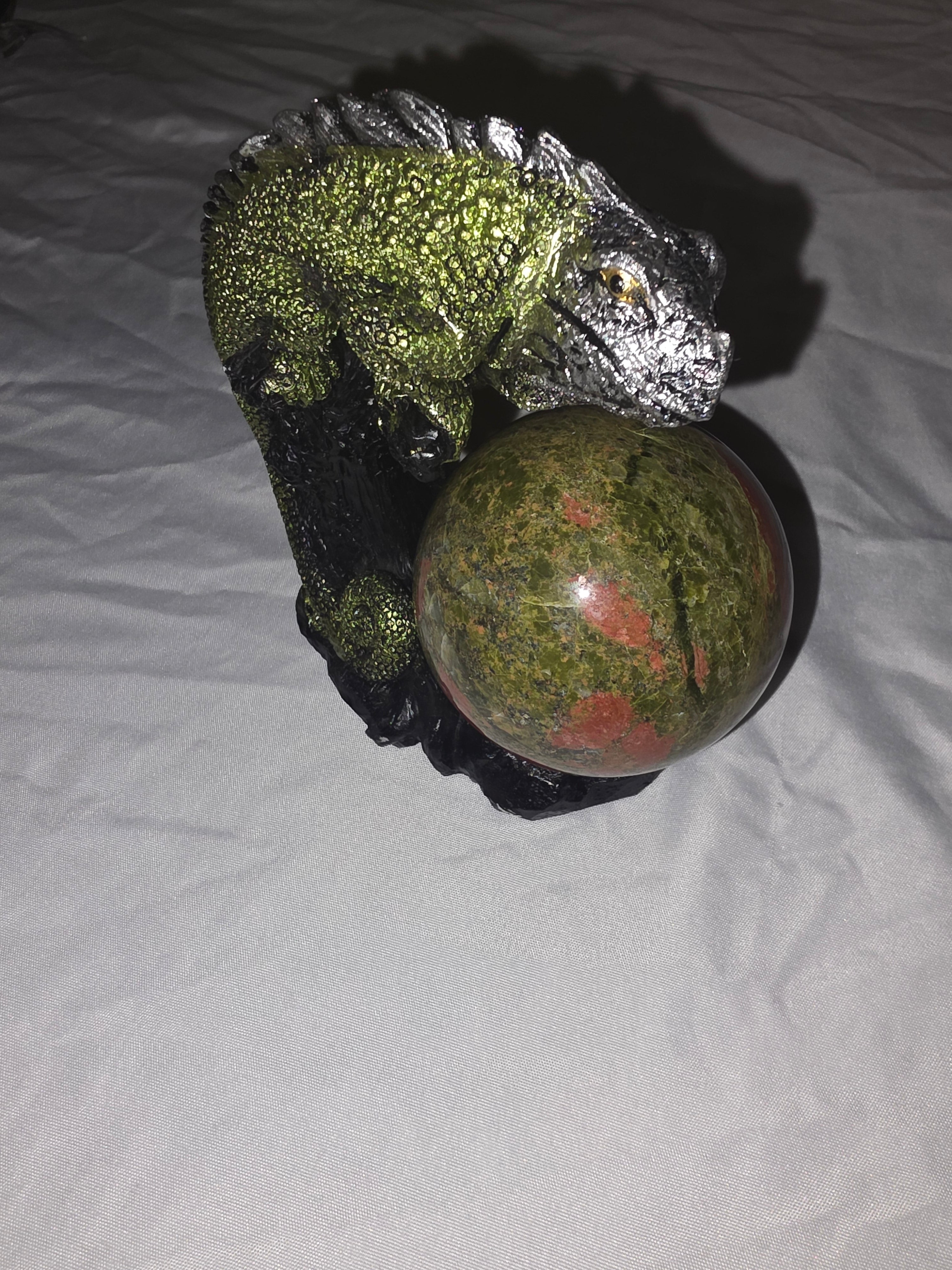 Iguana Crystal Sphere Holder